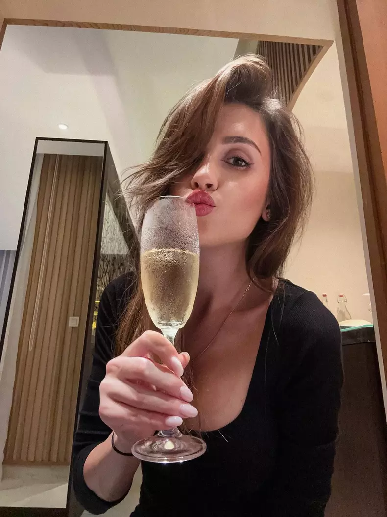 alina ceban cu sampanie