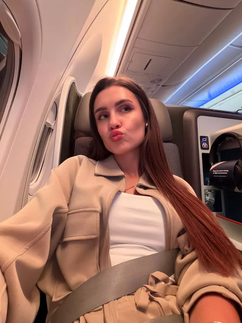 alina ceban in avion