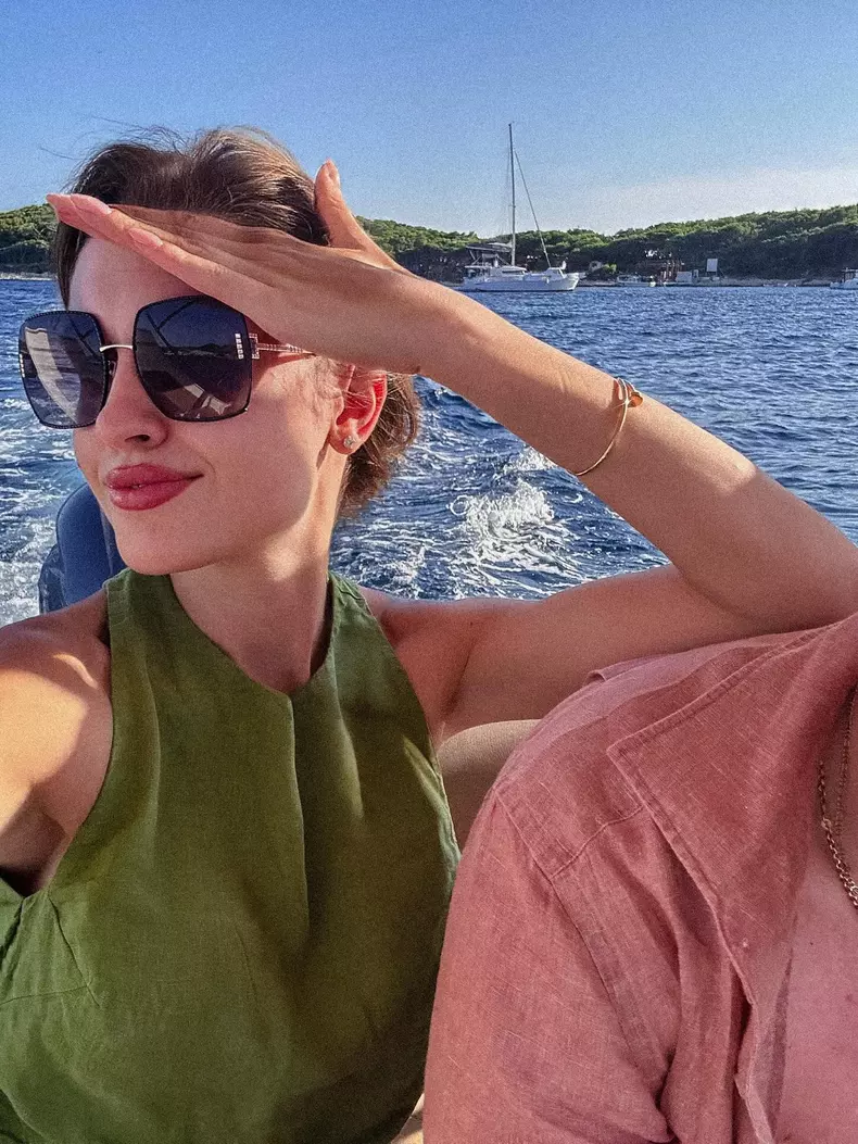 alina pe barca
