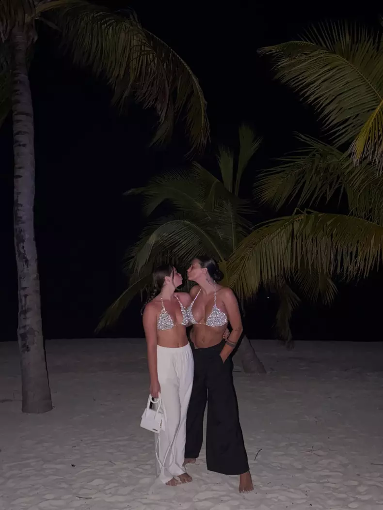 Antonia și fiica ei, Maya, în Maldive