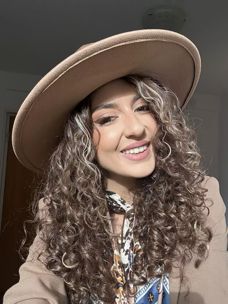 aurora ghinoiu cu palarie