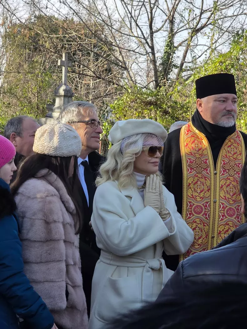 loredana groza cu ochelari