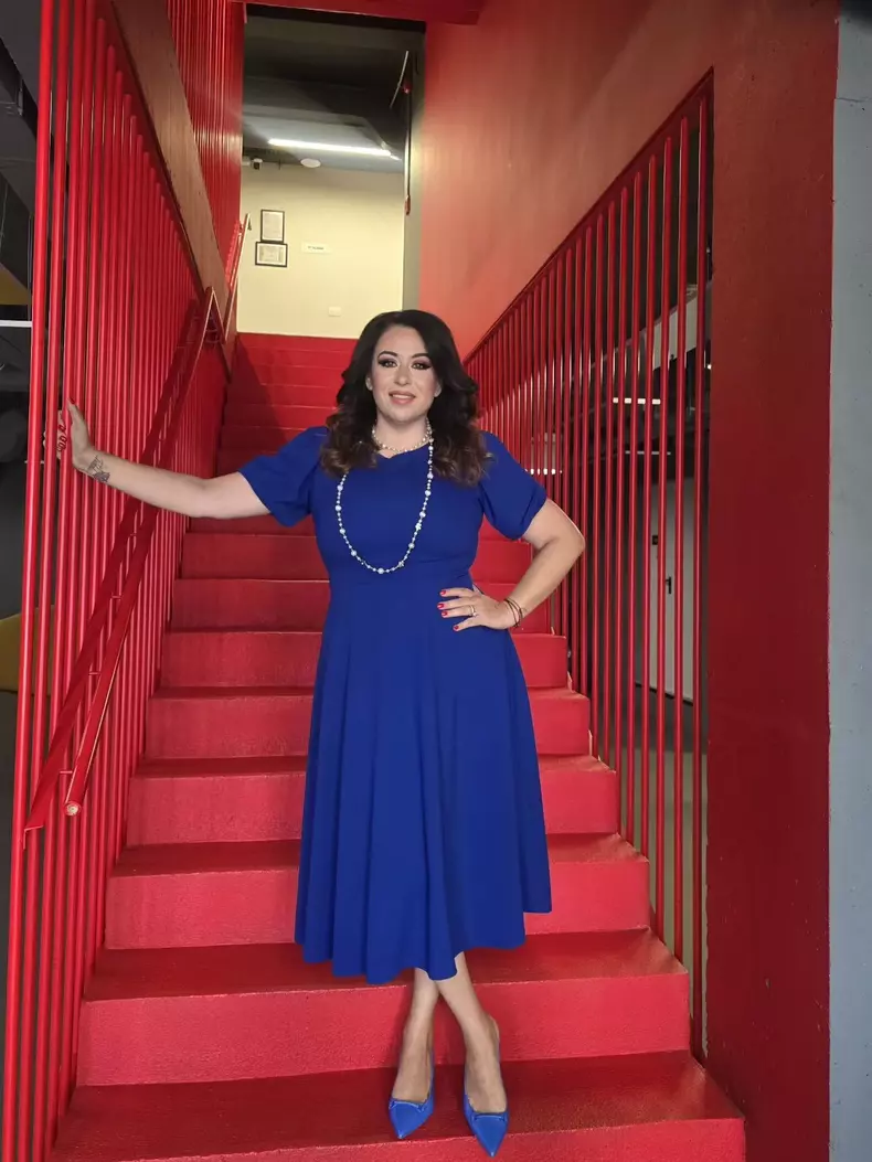 oana roman in albastru