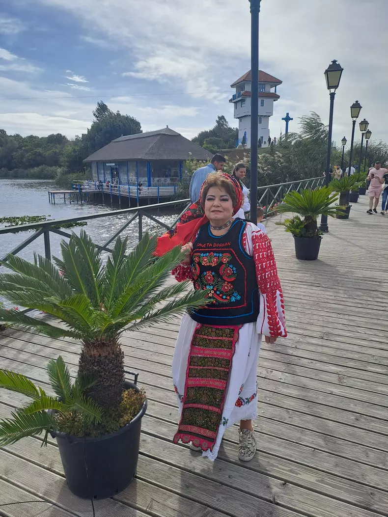 saveta bogdan in costum popular