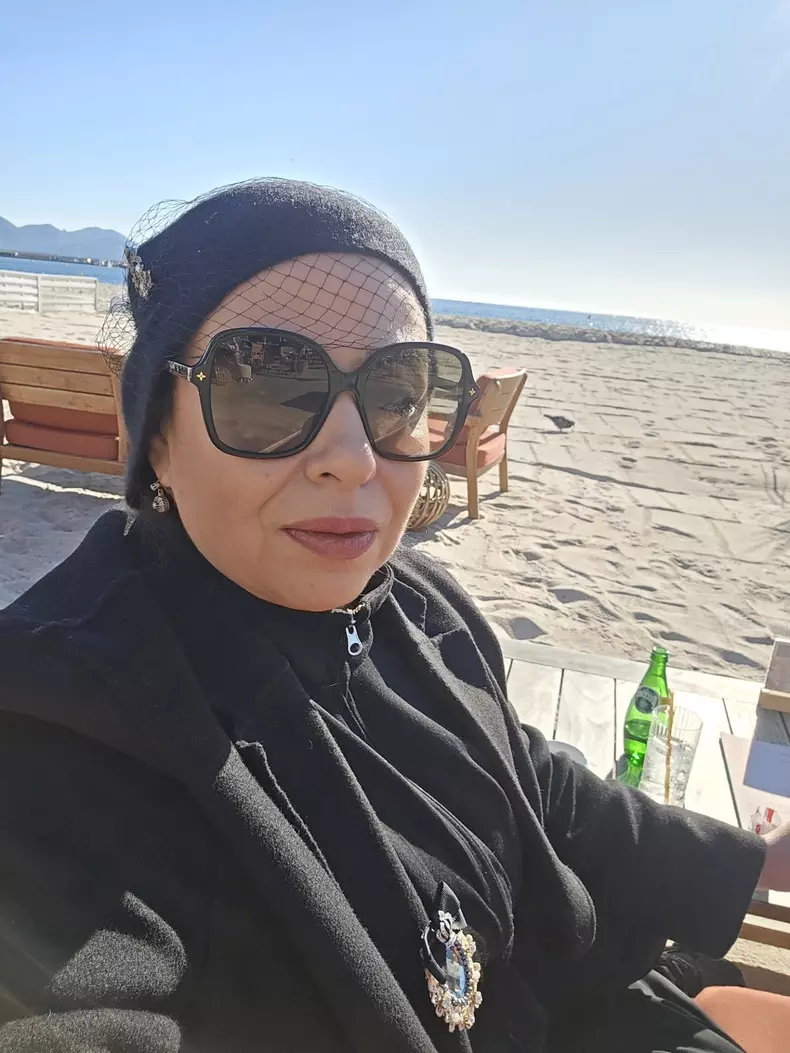 oana roman cu ochelari