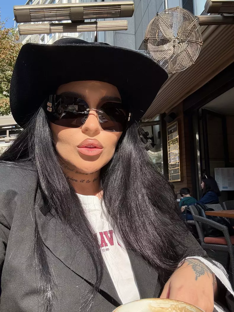 oana radu cu palarie