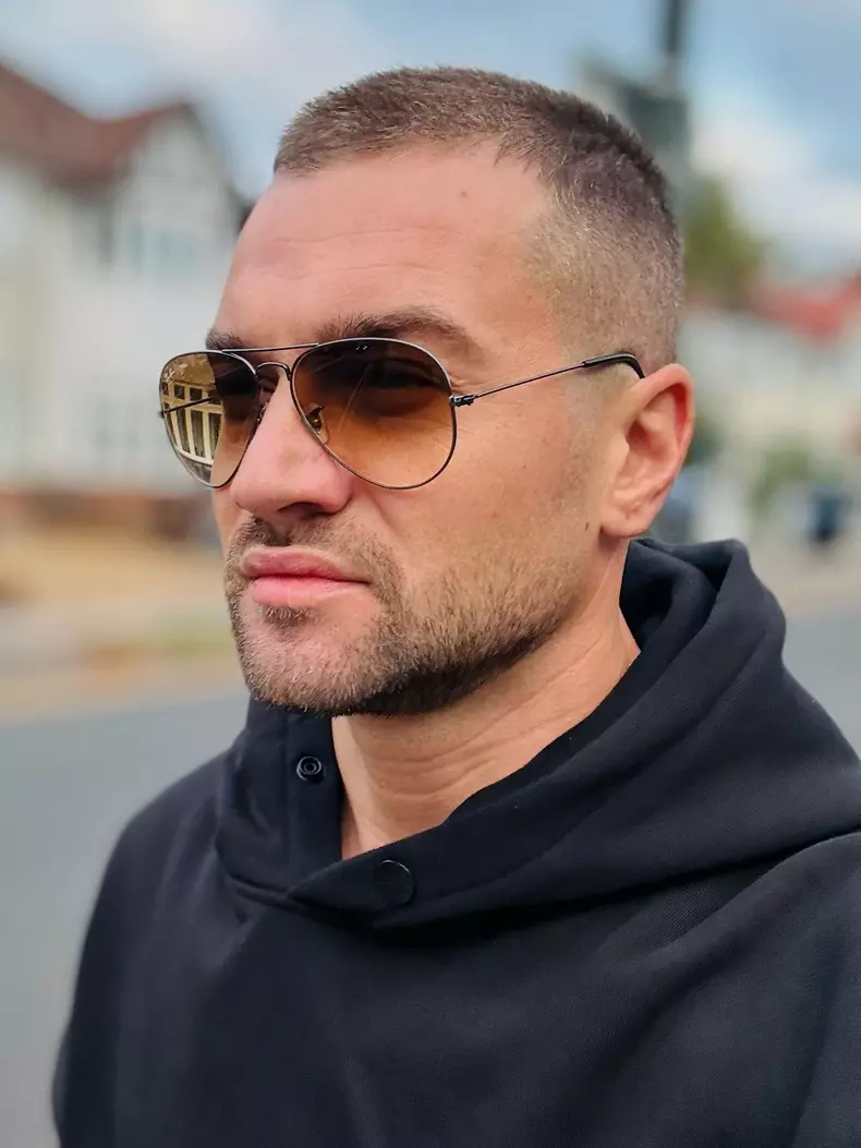 catalin brinza cu ochelari
