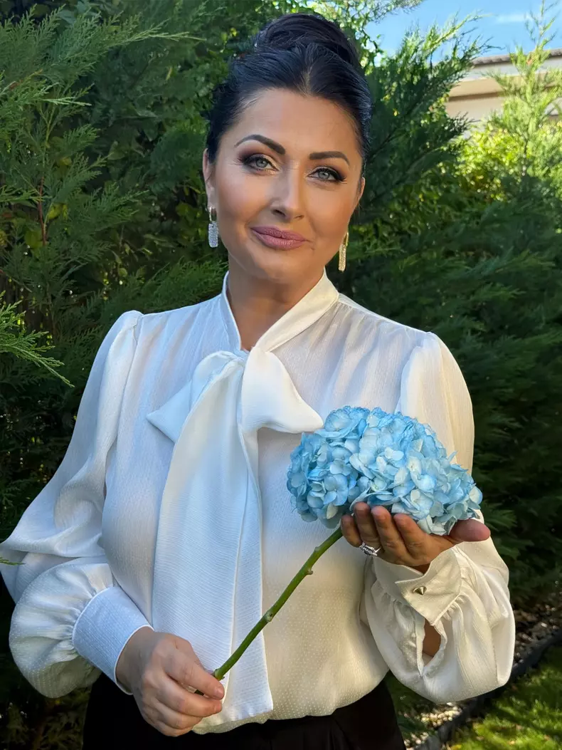 gabriela cristea cu o floare