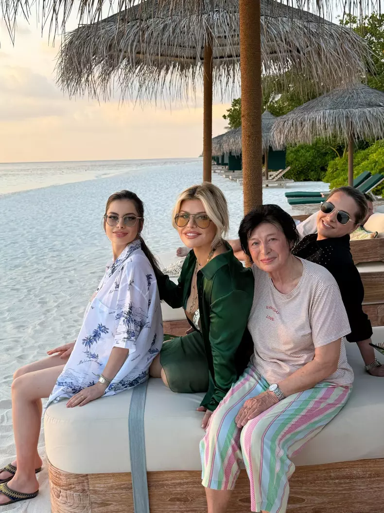 loredana cu familia in maldive