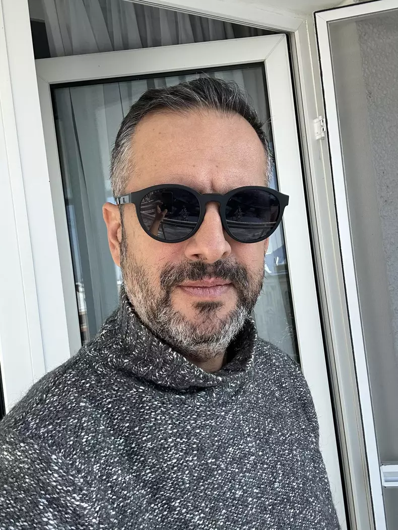 madalin ionescu cu ochelari