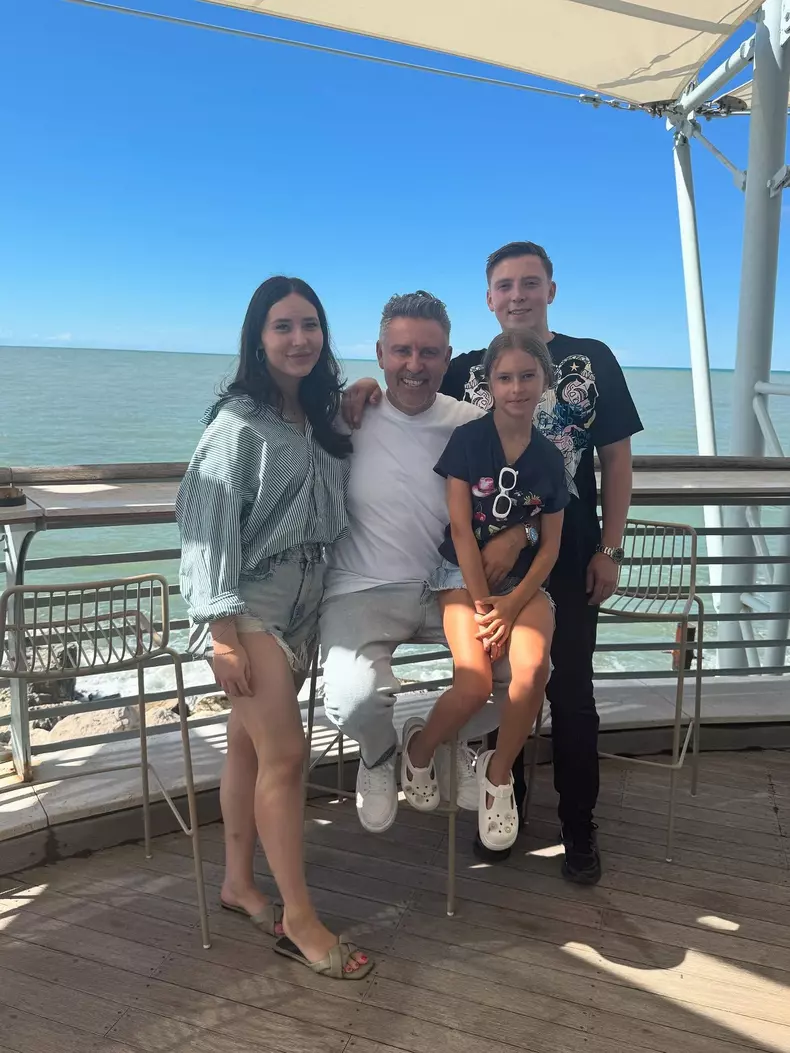 alexandru sautner cu cei trei copii
