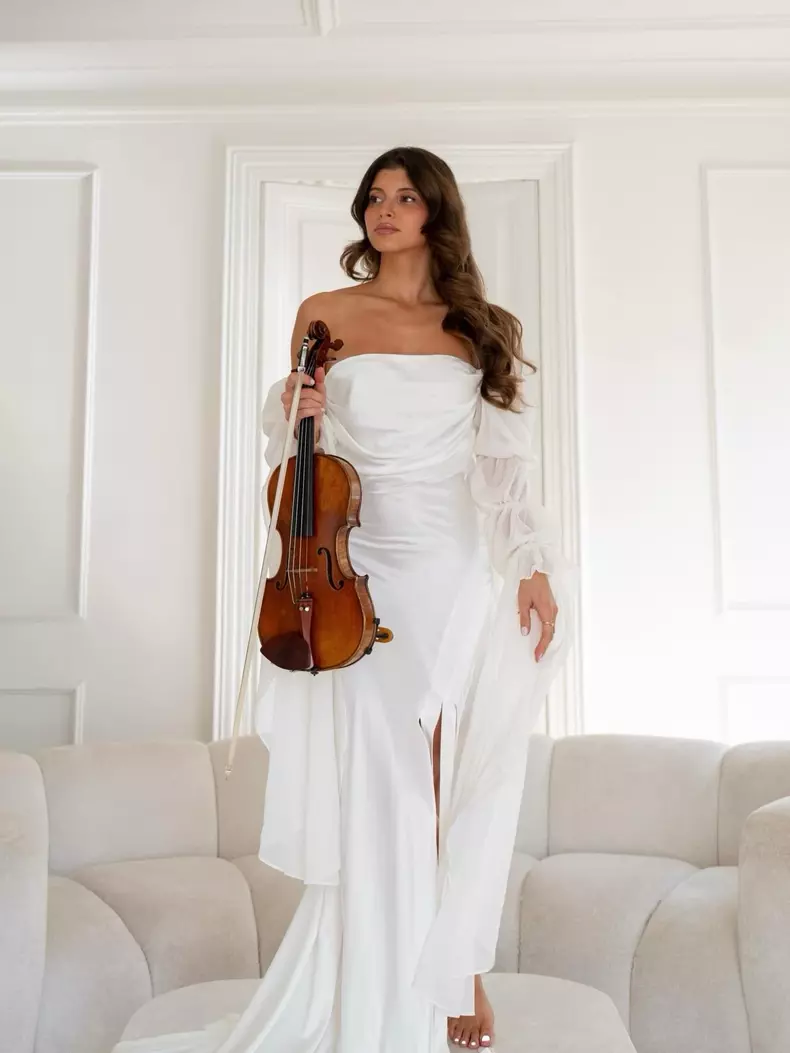 clara ramos in alb