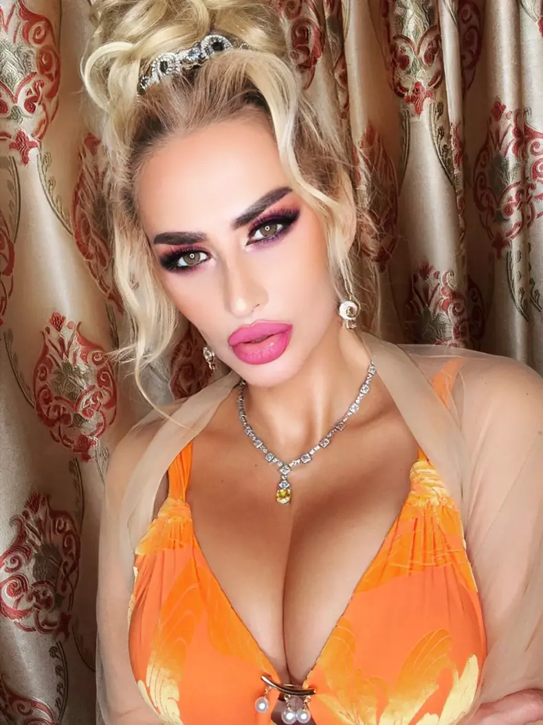julia chelaru cu diadema