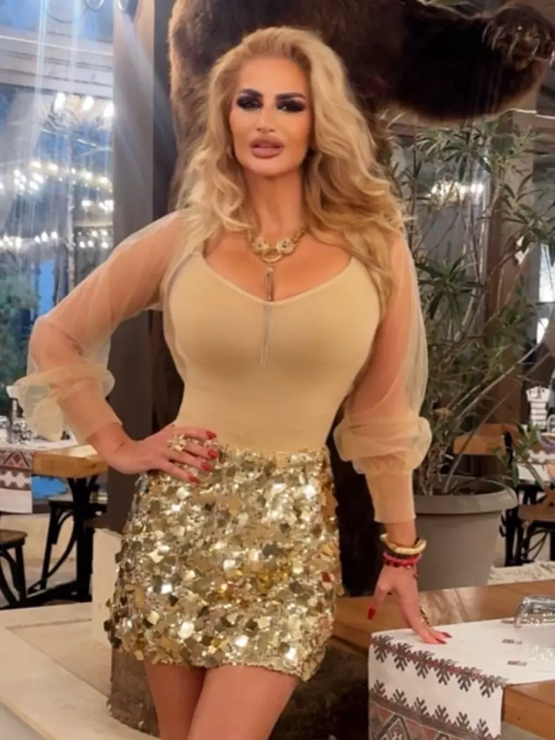 julia chelaru in bej