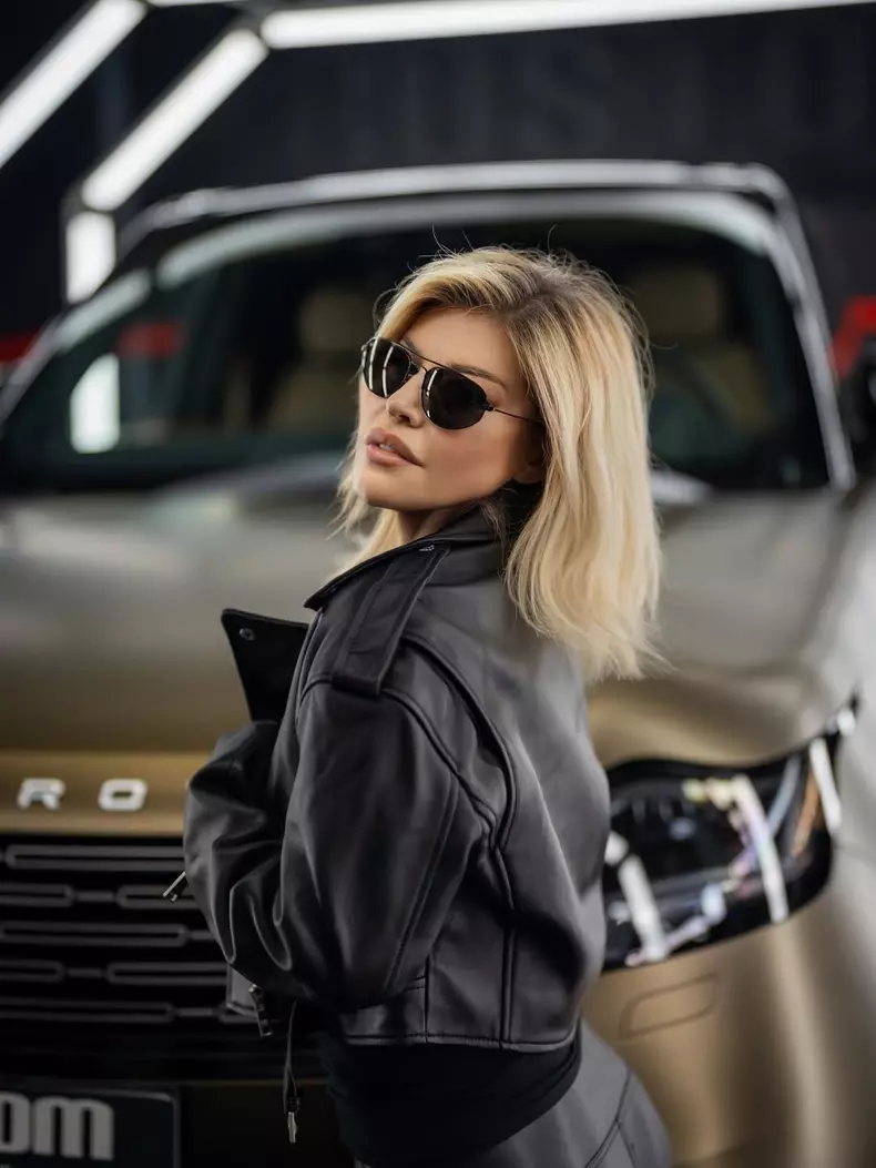 loredana cu ochelari