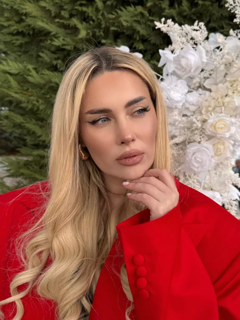 oana monea in rosu 1