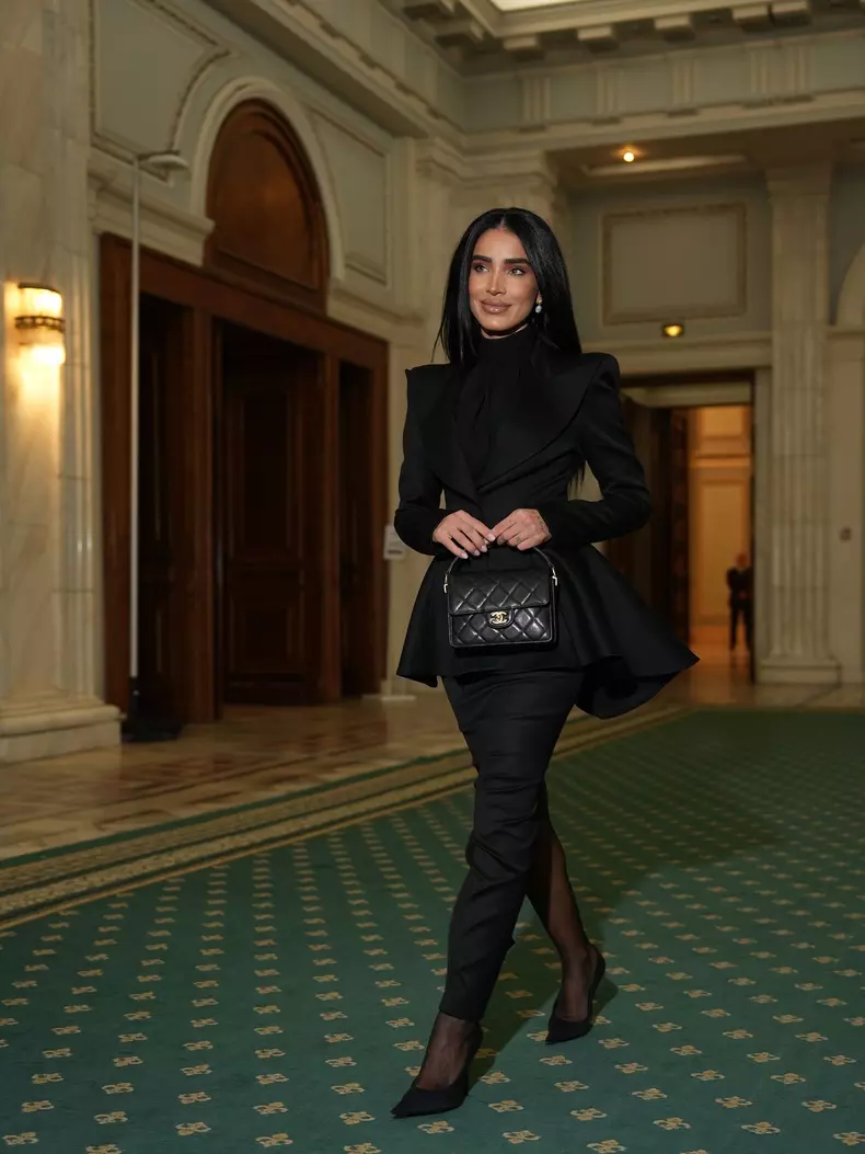 adelina pestritu tinuta all black