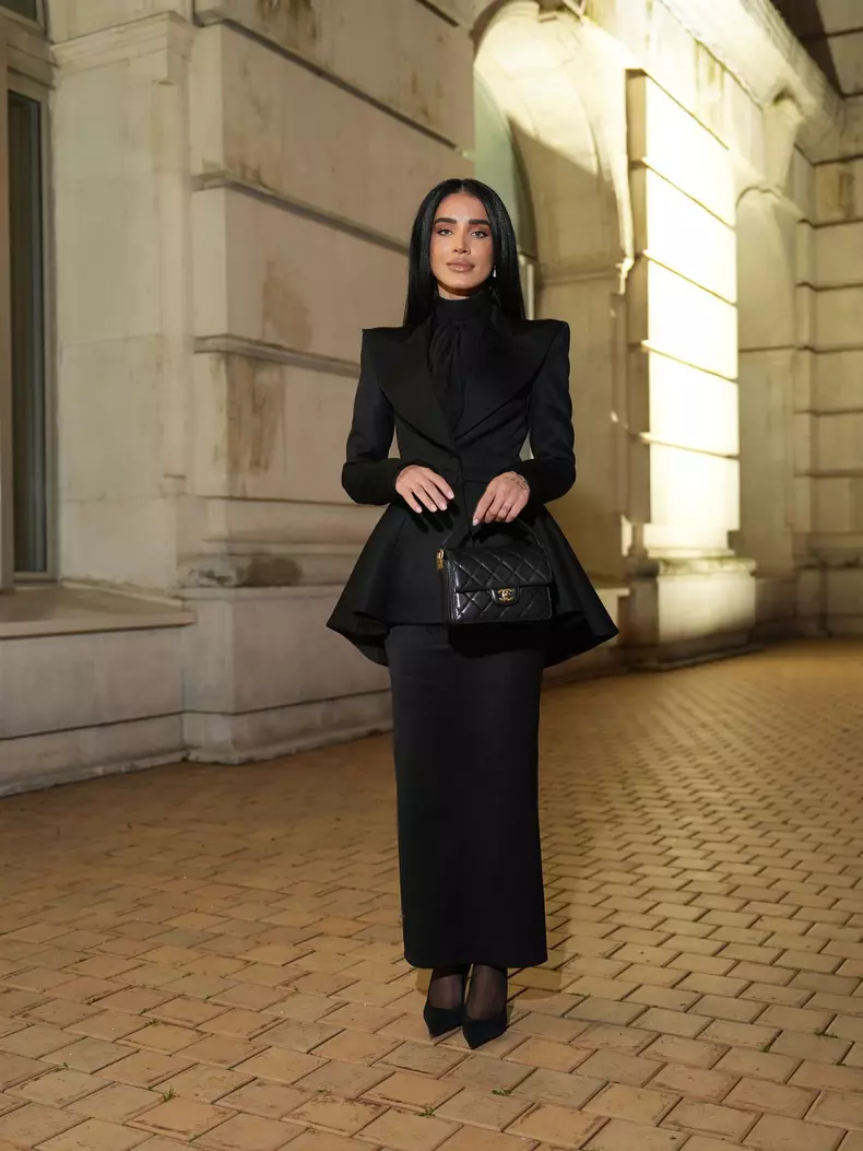 adelina pestritu tinuta neagra