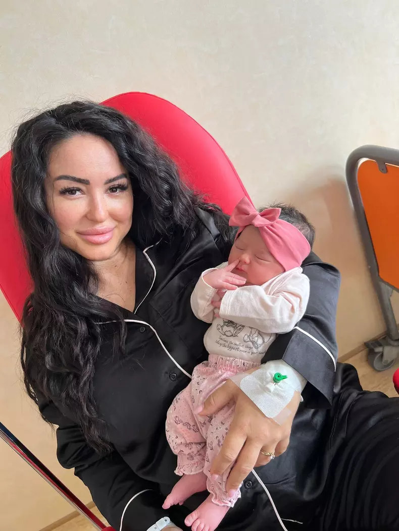 Claudia Shik și fiica ei, Aylin Elena (3)