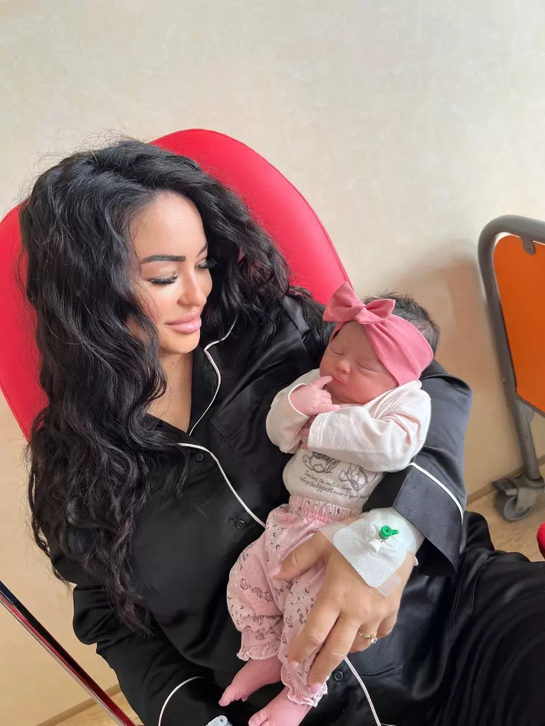 Claudia Shik și fiica ei, Aylin Elena (4)