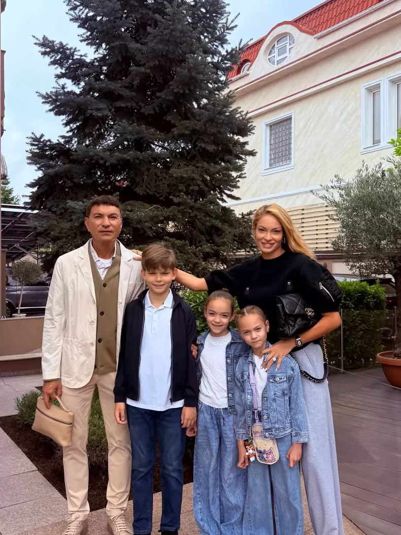 Cristi Borcea, Valentina Pelinel și copiii lor (2)