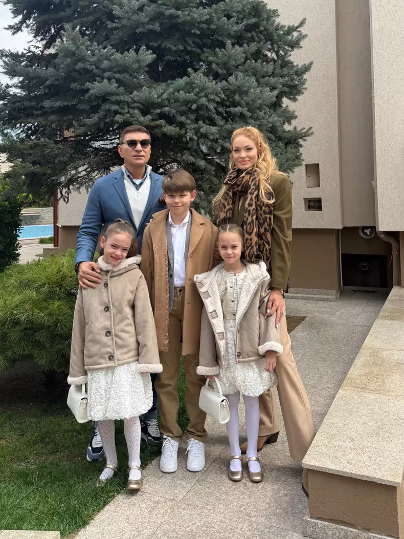 Cristi Borcea, Valentina Pelinel și copiii lor (3)