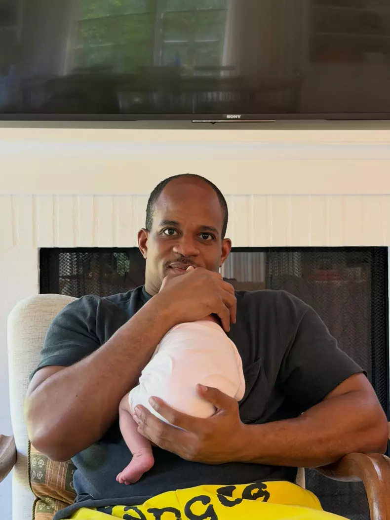 Geoff Ogunlesi cu fetița lui și a lui Jennifer Meyer