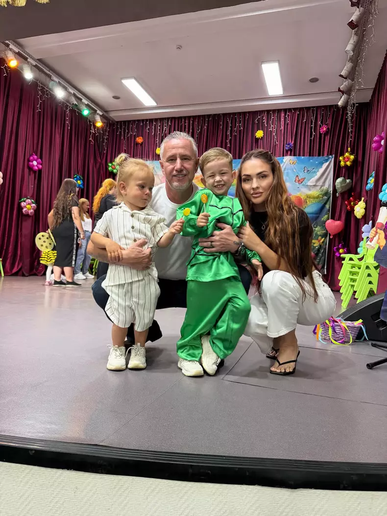 Laurențiu Reghecampf, Corina Caciuc și băieții lor, Liam și Landon (2)