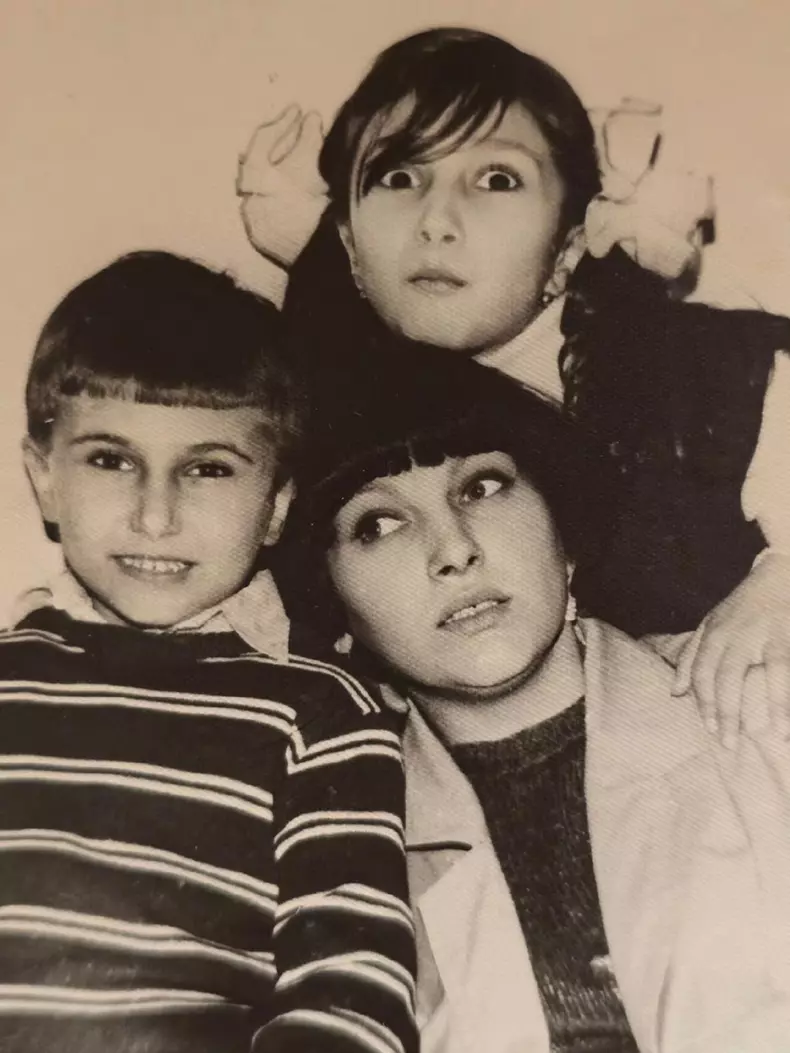 lora cu mama si fratele ei