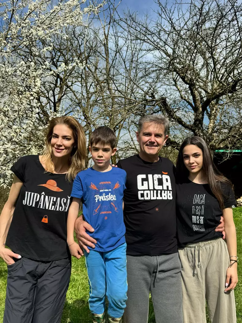 Roxana Ciuhulescu cu soțul, Silviu Bulugioiu, și cei doi copii, Ana Cleopatra și Cezar (4)