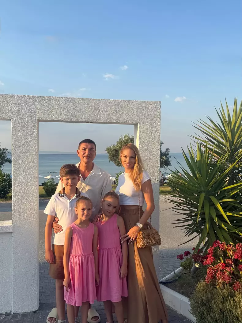 Valentina Pelinel și Cristi Borcea, vacanță de vis în Grecia cu cei trei copii (2)