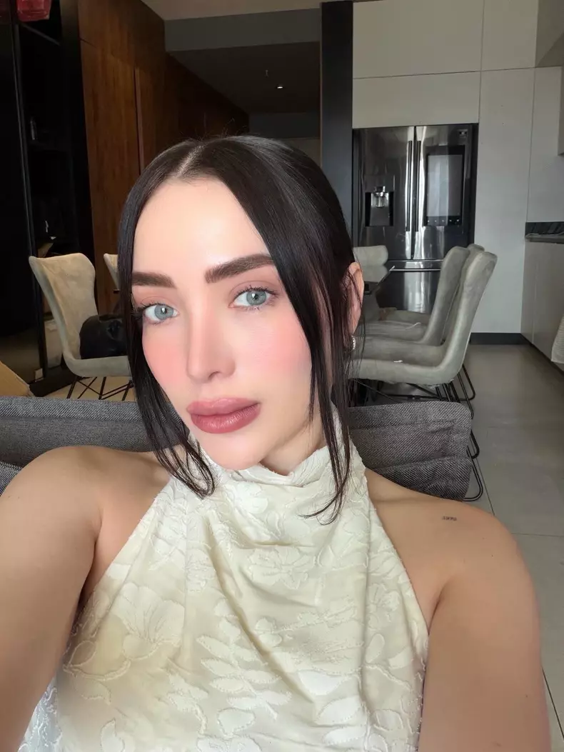 adriana garcia in alb