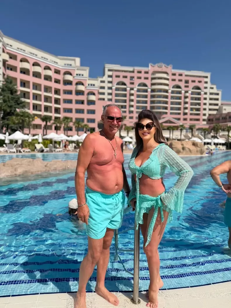Cornelia dansatoarea în costum de baie la 57 de ani (10)