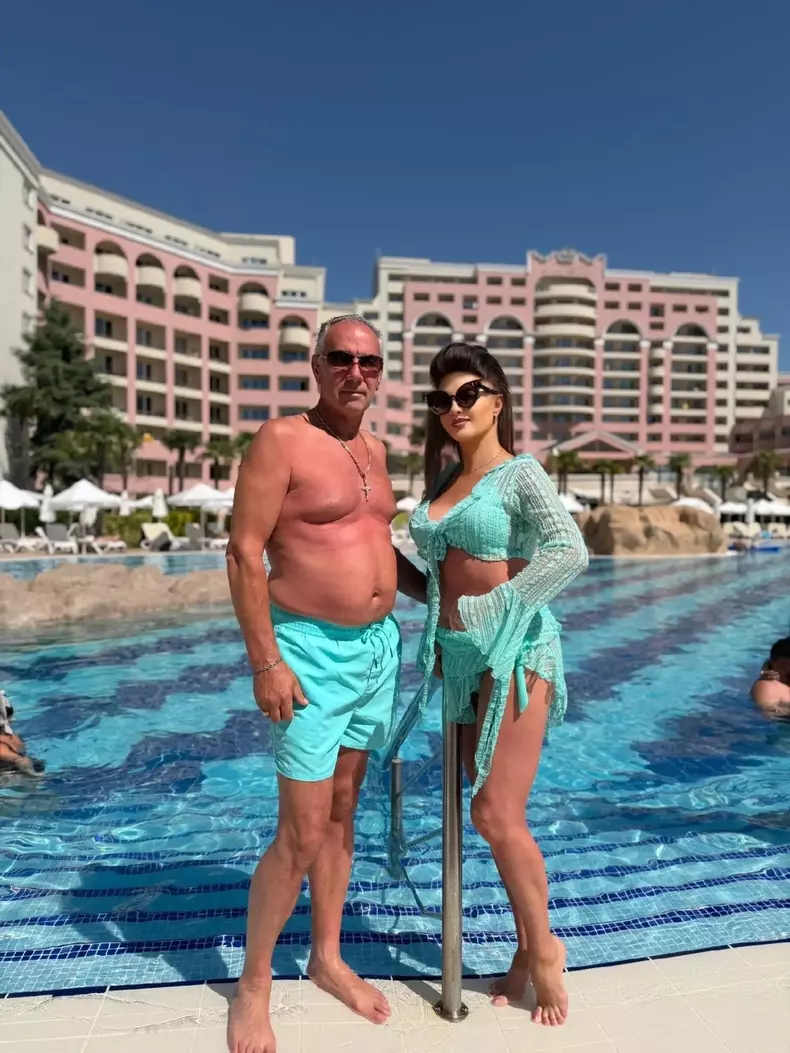 Cornelia dansatoarea în costum de baie la 57 de ani (11)
