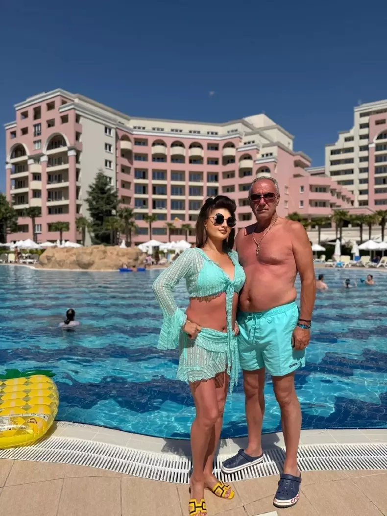 Cornelia dansatoarea în costum de baie la 57 de ani (12)