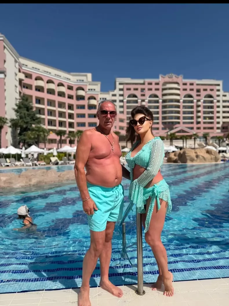 Cornelia dansatoarea în costum de baie la 57 de ani (4)