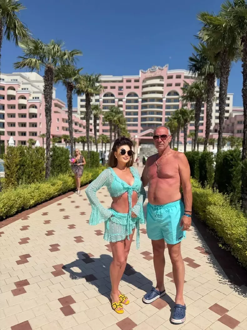 Cornelia dansatoarea în costum de baie la 57 de ani (5)