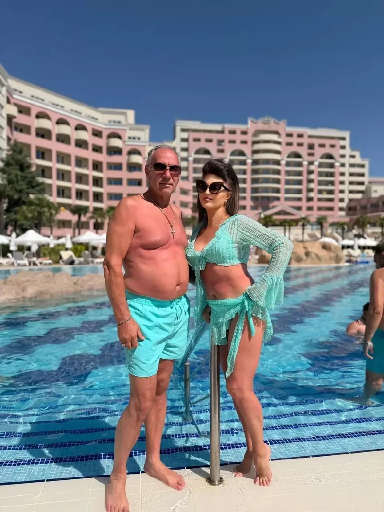 Cornelia dansatoarea în costum de baie la 57 de ani (7)