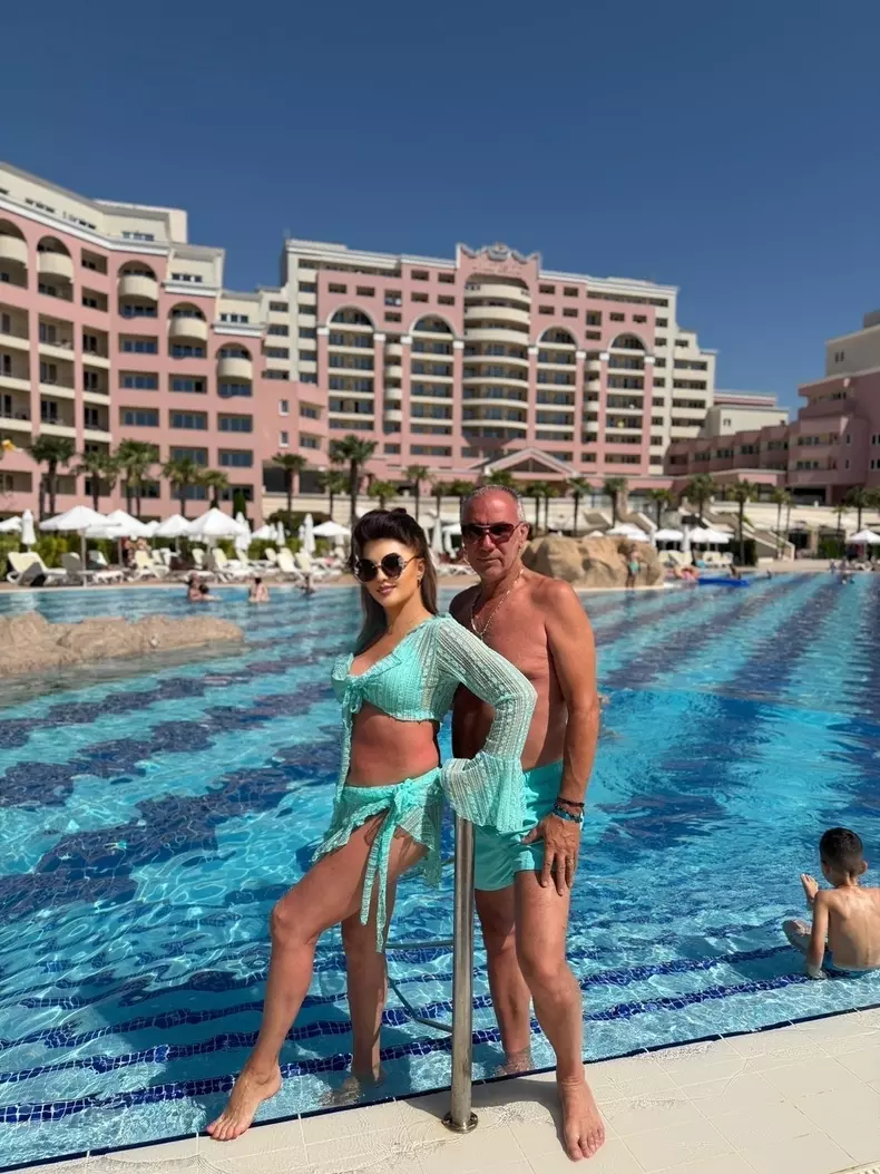 Cornelia dansatoarea în costum de baie la 57 de ani (8)