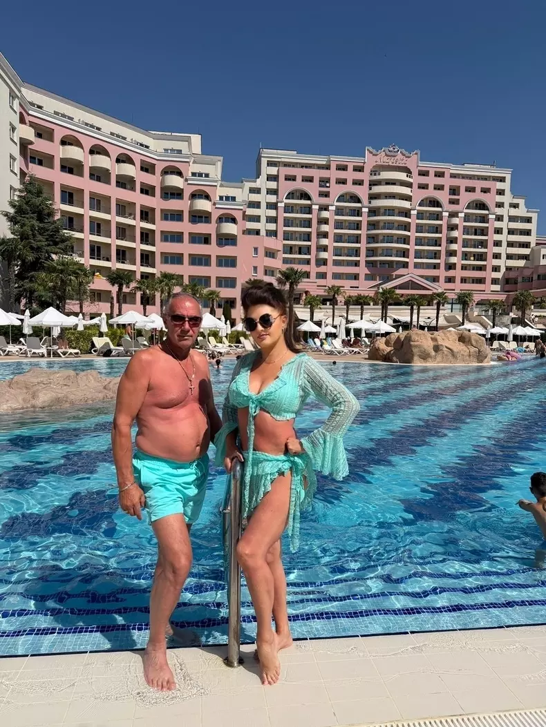 Cornelia dansatoarea în costum de baie la 57 de ani (9)