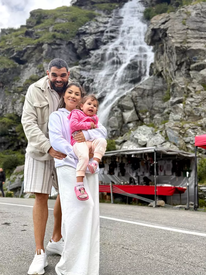 Denisa Drăgan, cu soțul ei, Remus Iosub (Ramore), câștigătorul iUmor, sezonul 13, și fiica lor (3)