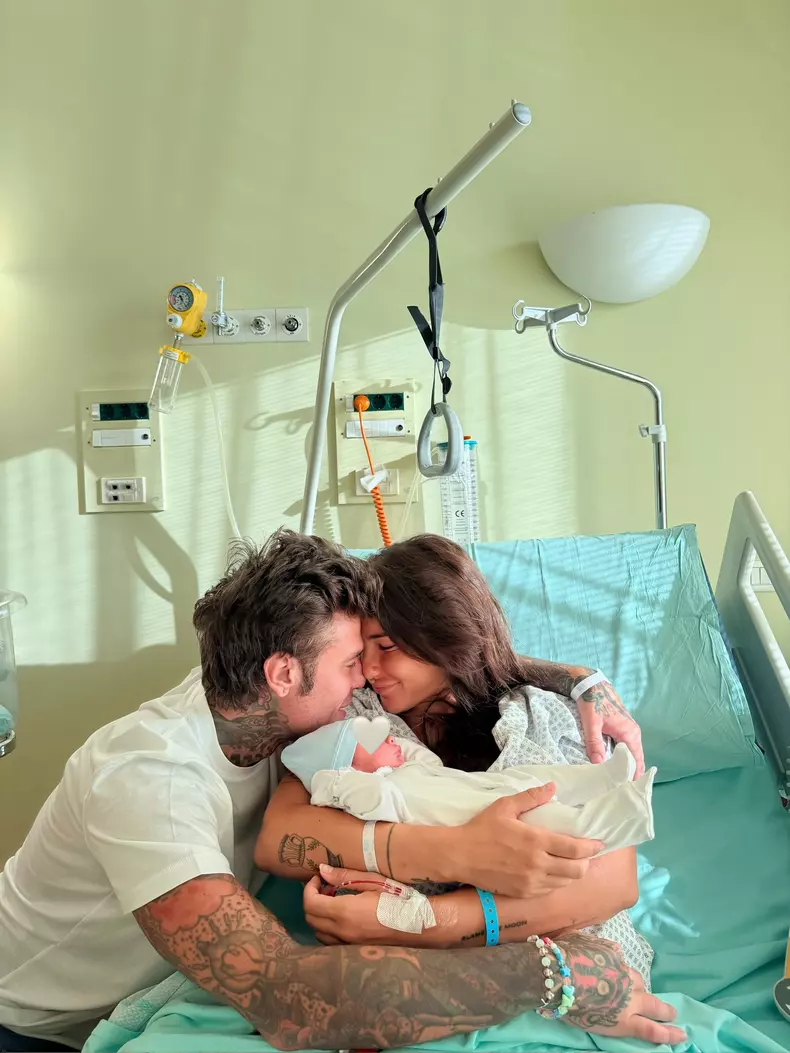 Fedez, Giulia Honegger și fiul lor (1)