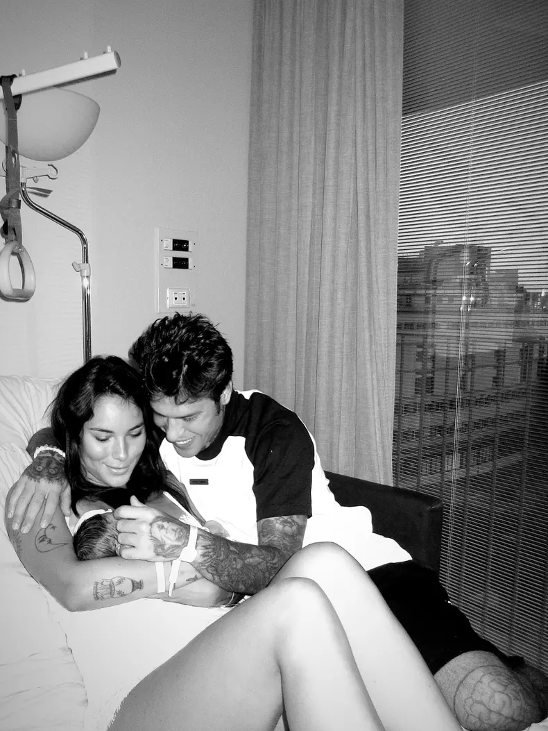 Fedez, Giulia Honegger și fiul lor (8)