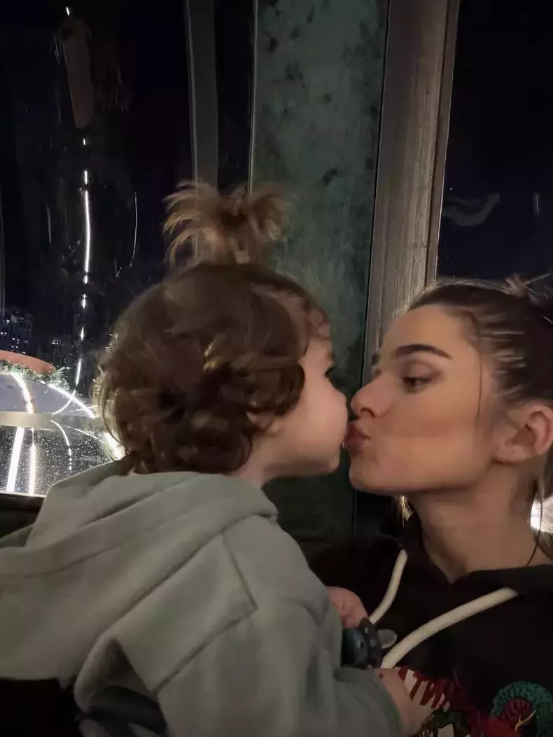 theo rose cu fiul ei