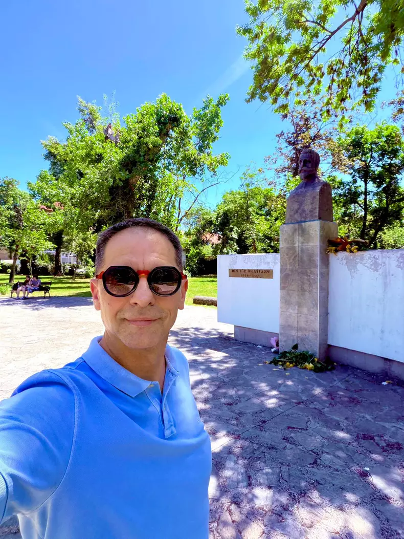dan negru in albastru