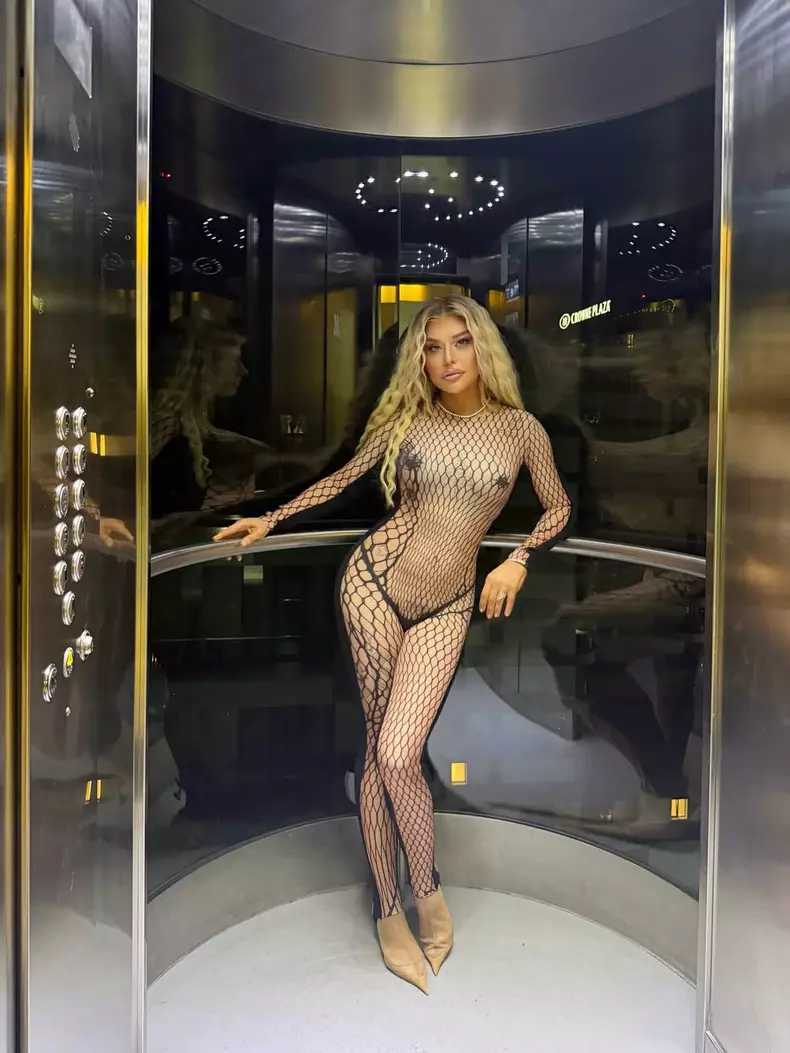 loredana sexy in lift