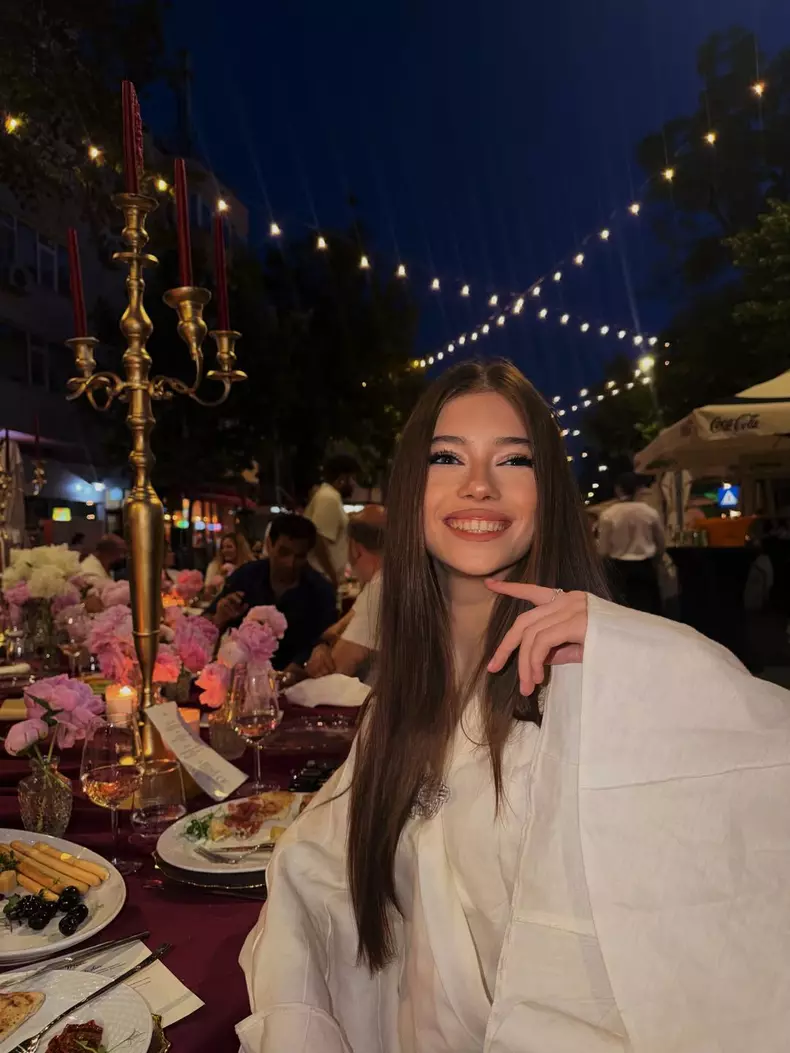 mikaela albu la petrecere