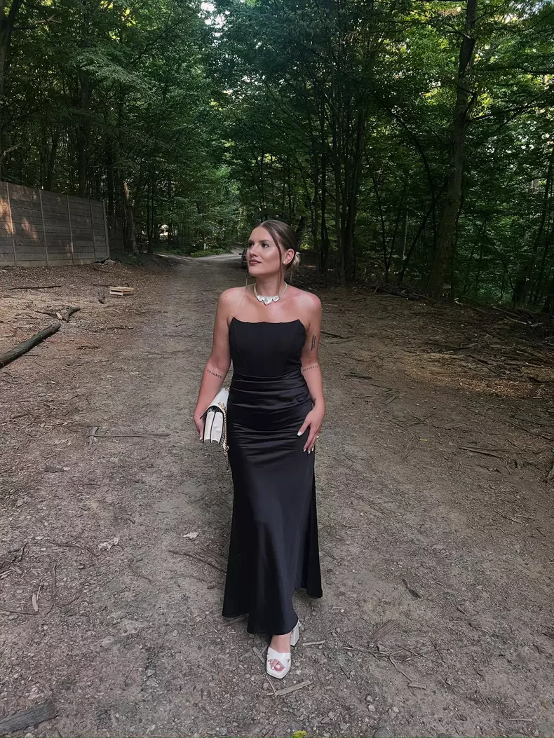 sabrina imbrea in negru