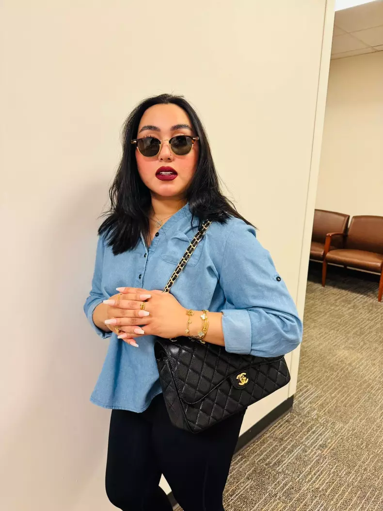 vanessa blanca cu ochelari
