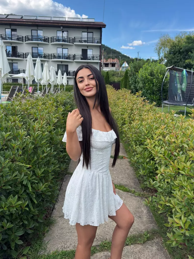 bianca mitroi in alb